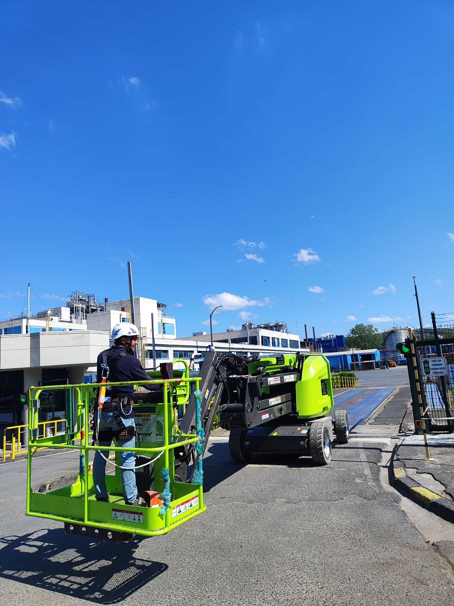 Adana Tekstil ve Tarım Sanayi Manlift Kiralama saha detayı